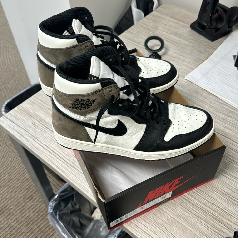 Air Jordan 1 Retro “Dark Mocha” High OG